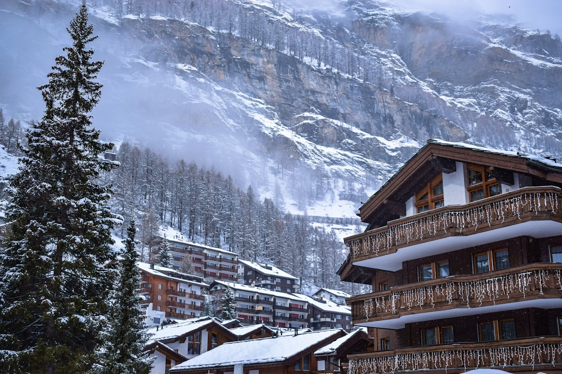 冬季瑞士阿尔卑斯山酒店体验：雪景与温泉的完美结合